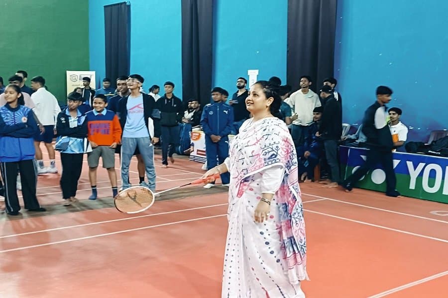 गिरिडीह में बैडमिंटन खेलती नजर आईं कल्पना सोरेन, राज्य स्तरीय प्रतियोगिता का किया उद्घाटन