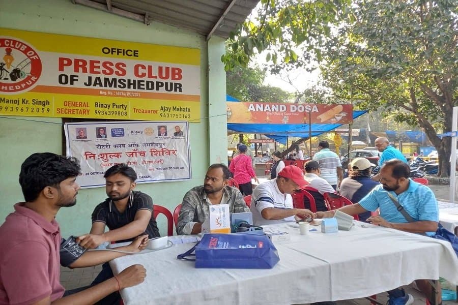 जमशेदपुर में रोटरी क्लब और प्रेस क्लब की ओर से लगा निःशुल्क स्वास्थ्य जांच शिविर, 75 से अधिक लोगों ने लिया लाभ