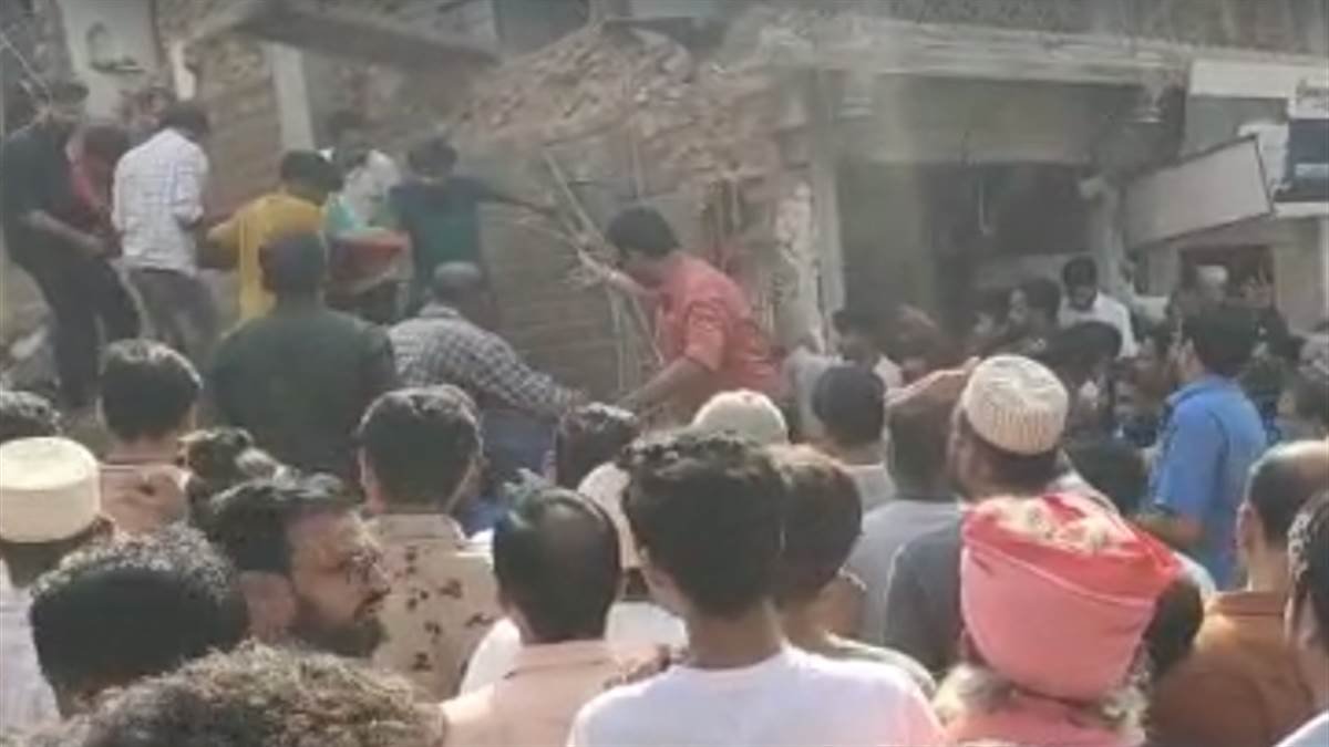 Madhya Pradesh dhar death 3 laborers due to collapse wall 4 critical news in hindi